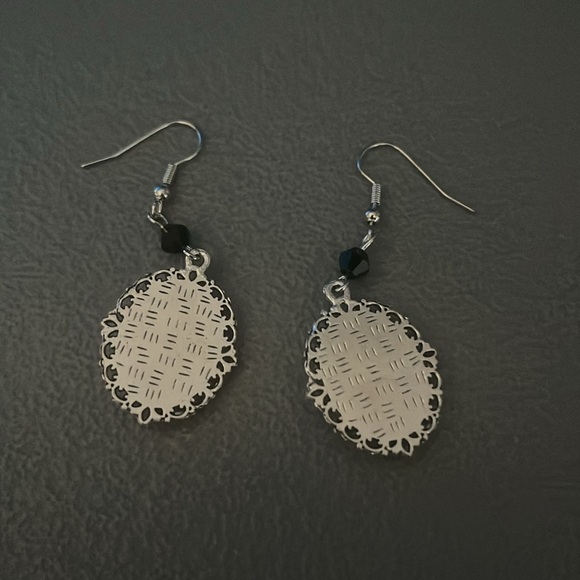 Cameo  style cat earrings - Picture 7 of 7